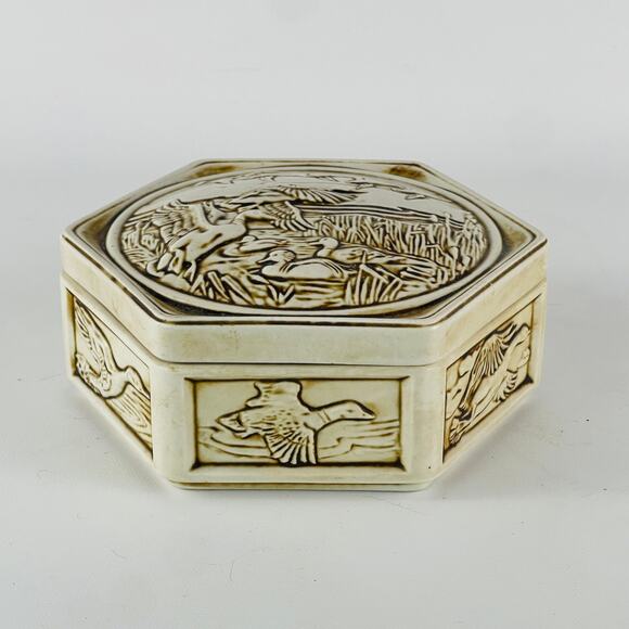 Vintage Avon 1980 "Birds Of Flight" Ceramic Embossed Trinket Box w/Lid (Brazil) - Picture 3 of 6